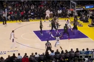 有點兒帥啊這球！東契奇突到籃下假拋吊傳籃下 海斯勉扣吃餅