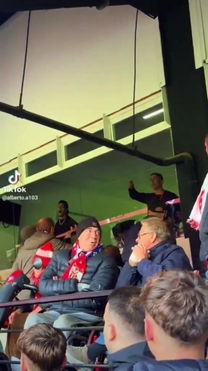 點燃德比安東尼在包廂激情慶祝，塞維球迷豎中指+辱罵+扔?xùn)|西