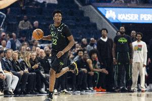 小伙子挺硬！奎因單打里夫斯 頂開后直接雙手暴扣！