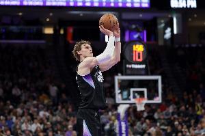 趕快找手感！馬爾卡寧半場7中1&三分3中0拿到7分4板