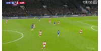 腦子短路了？斯凱利禁區(qū)內(nèi)得球不解圍，險(xiǎn)些被搶斷