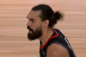 力拔山兮！杜蘭特反擊吊球 亞當斯接球轉(zhuǎn)身暴起隔扣菲利波夫斯基