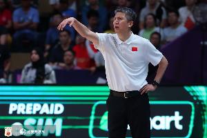 球都拿不穩(wěn)！中國男籃半場8次失誤 對手僅3次