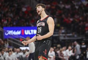 高難度！申京反擊面對兩人 墊步起飛折疊拉桿上籃2+1！