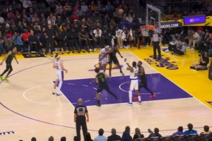 很刺頭！費爾斯在罰球時搞小動作 八村塁生氣直接怒推