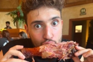 嘲諷拉滿！火箭官方：感恩節(jié)雖然結(jié)束了 但我們?nèi)栽谙碛妹朗? >
                                        </div>
                                    </div>
                                                                        <div   id=