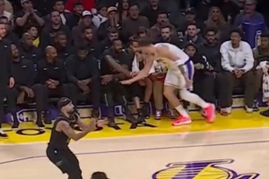 東契奇后撤步三分命中 回頭和鵜鶘替補席的老隊友小喬丹擊掌慶祝