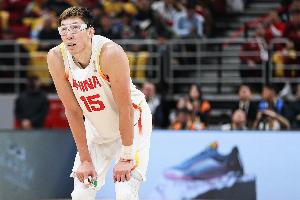 辦法不多！周琦半場2中2拿到6分5板 正負(fù)值-12