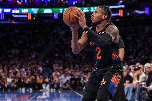 開場(chǎng)連中四記三分！麥克布萊德上半場(chǎng)9中5砍下14分4籃板