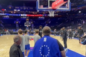 目前狀態(tài)出戰(zhàn)成疑！恩比德賽前熱身 一頓訓(xùn)練罰球未見(jiàn)跑跳