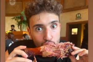 火箭官方曬申京吃火雞照片嘲諷爵士！申京INS轉發(fā)