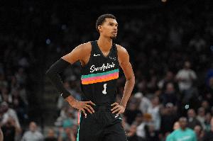 效仿歐洲足球！文班受傷期間加入他主導(dǎo)的球迷組織進(jìn)行助威訓(xùn)練