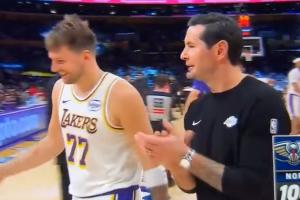 洛杉磯的寶！雷迪克暫停期間在東契奇身邊鼓掌加油 后者笑容滿面