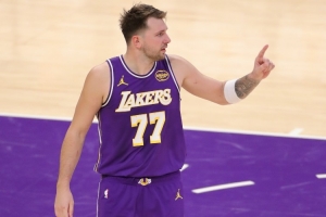 一人打一隊！東契奇首節(jié)得分+助攻得分共29分 鵜鶘全隊27分