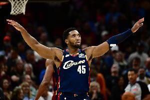 如入無人之境！米切爾一穿三殺入內(nèi)線 上演雙手暴扣