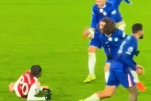 老隊友不留情恩佐兇狠踢倒馬杜埃凱后，與庫庫一起朝他怒吼