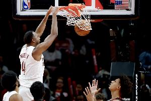 四分衛(wèi)長(zhǎng)傳！米切爾后場(chǎng)籃板直接送前場(chǎng) 莫布里快下輕松雙手暴扣