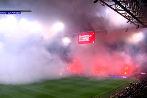 球迷為紀念逝者而兩度燃放煙花，阿賈克斯比賽中斷43分鐘后被取消