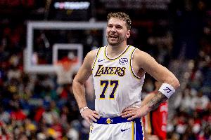 大比分領(lǐng)先沒必要犯規(guī)！半場前薩迪克·貝補籃 東契奇直接讓了