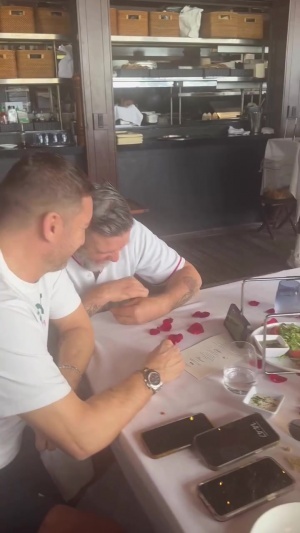 托蒂和坎德拉在美國(guó)用手機(jī)看羅馬比賽直播，坎德拉：永遠(yuǎn)支持羅馬