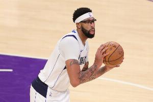 這么打才是你！濃眉上半場13中8得21分6板1助1斷 得分兩隊最高