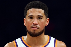 中途傷退！喬丹·奧特：布克是在首節(jié)突破海斯的防守時(shí)受的傷