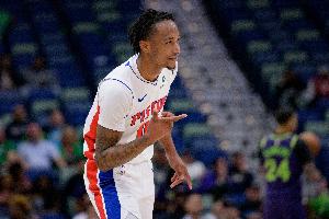 很拼！活塞和老鷹爭(zhēng)搶地板球 霍蘭接球強(qiáng)攻打成2+1