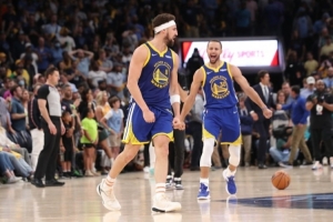 庫里：克萊在場對(duì)我來說是資產(chǎn) 因?yàn)樗麜?huì)去防對(duì)手最好的外線