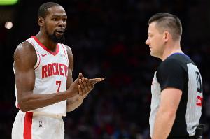 火箭1個防守回合5犯！杜蘭特&阿門&小賈巴里等5人均領(lǐng)到犯規(guī)