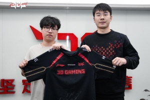 JDG曬照：與選手們的隊服合影來啦 2026一起加油！