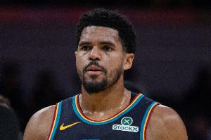 奮力反擊！康寧漢姆搶斷送長傳 哈里斯歐洲步扣籃打停老鷹