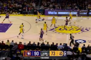 心態(tài)崩了？湖人5個(gè)人退而不防 鄧恩輕松笑納快攻空籃