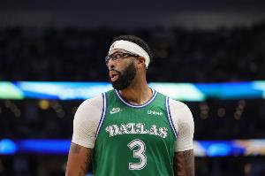 抹平分差！濃眉反擊上籃打停掘金 獨行俠一波12-0