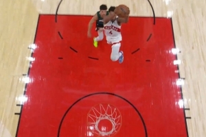 打出氣勢來了！巴恩斯反擊罰球線內(nèi)一步 超遠滑翔雙手暴扣！