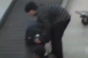 溫馨的場面~Viper曾在機(jī)場被拍到幫搬行李同時有說有笑