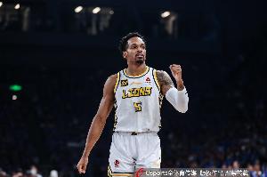 看你調(diào)整了！小巴里·布朗半場(chǎng)7中1&三分6中1拿到6分3板4助