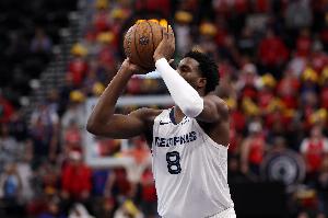 對攻大戰(zhàn)！灰熊第三節(jié)39-34領(lǐng)先馬刺 兩隊合計73分