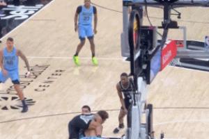 索漢站在埃迪身后拍球搶球 后者倒地順勢(shì)拉人 兩人在地上干起來了