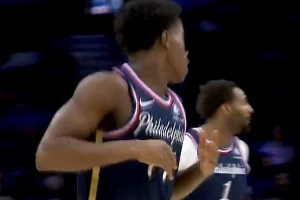 大膽投！探花秀埃奇庫(kù)姆加長(zhǎng)三分自信出手 空心命中！