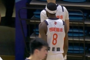 扛起進(jìn)攻！賈斯汀·霍勒迪半場(chǎng)8中5砍最高18分 罰球6中6