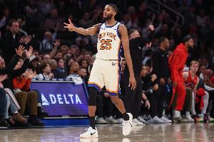 新秀沒(méi)經(jīng)驗(yàn)！布里奇斯搶投三分被岡薩雷斯犯規(guī) 后者墊腳一級(jí)惡犯