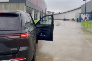 拄拐走路加蒂抵達(dá)尤文體檢中心接受檢查