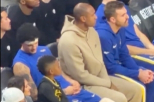 不僅能當(dāng)球童！追夢(mèng)上場(chǎng)比賽時(shí) 小追夢(mèng)坐其位置上觀賽&幫忙暖凳子