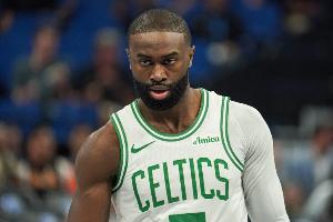 按不住了！杰倫·布朗突破雙手隔扣反超打停尼克斯