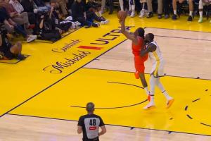 穆迪失誤 追夢回追對著杰倫威一個(gè)兇狠犯規(guī) 2犯下去了