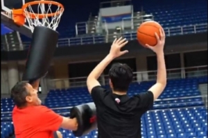 NBA頂級教練Bill特訓青島男籃小將李俊賢——第一課 籃下進攻！