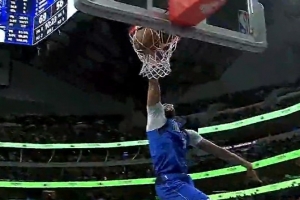 重錘一記！小內(nèi)姆哈德借掩護(hù)分球 濃眉順下單臂怒扣！