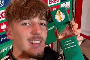 官方：17歲倫納特·卡爾當(dāng)選拜仁vs柏林聯(lián)合全場最佳球員