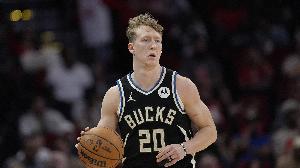 不錯(cuò)的射手！AJ·格林12中6&三分11中5拿到19分 另有1斷2帽