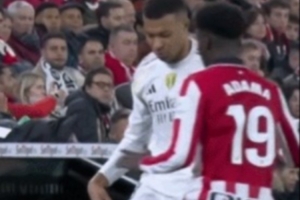 直接引發(fā)沖突！姆巴佩秀活穿襠博伊羅，后者暴怒直接推倒姆巴佩